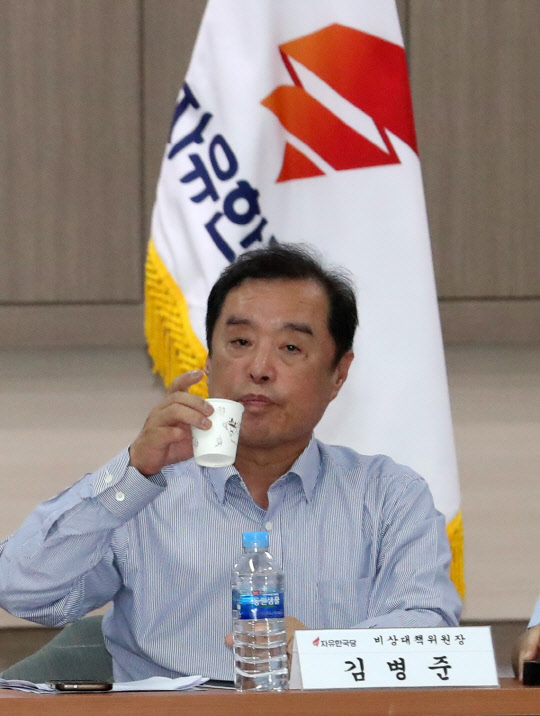 김병준 자유한국당 비상대책위원장이 12일 오전 부산 수영구 부산시당에서 열린 6·13 지방선거 출마자 초청 경청회에 참석했다.   연합뉴스